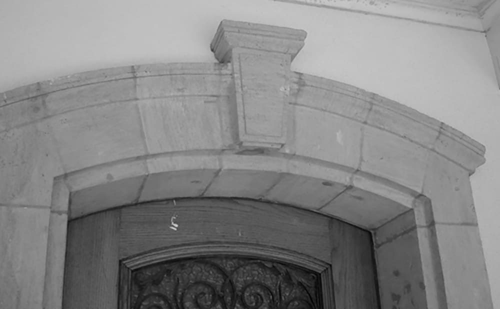 Encadrement de porte en pierre réalisé par sculpteur marbre atelier CAL’AS