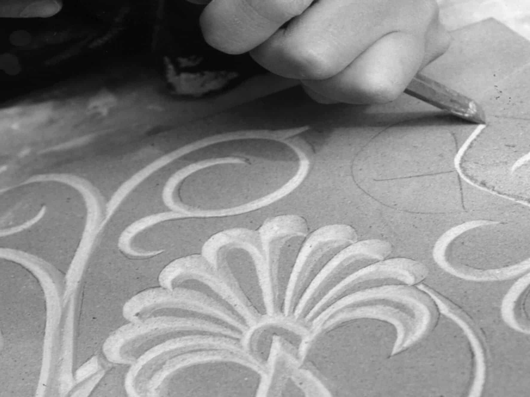Gravure sur pierre en cours de réalisation avec motif ornemental sculpté